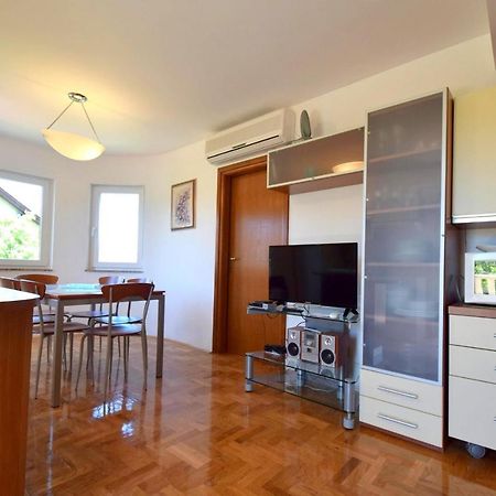 Apartment Mirela Malinska Bagian luar foto