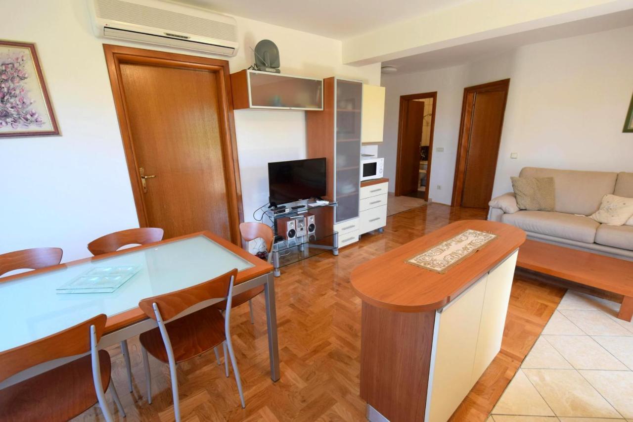 Apartment Mirela Malinska Bagian luar foto
